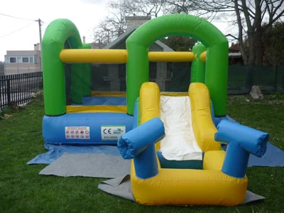 Plavi trampolin s toboganom — dvorac na napuhavanje za najam u Rijeci, 3,8 × 5,5 m