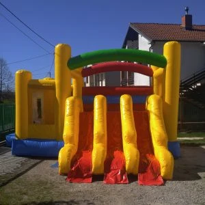 Psići u ophodnji — dvorac na napuhavanje za najam u Rijeci, za djecu do 11 godina, 5,5 × 5 m