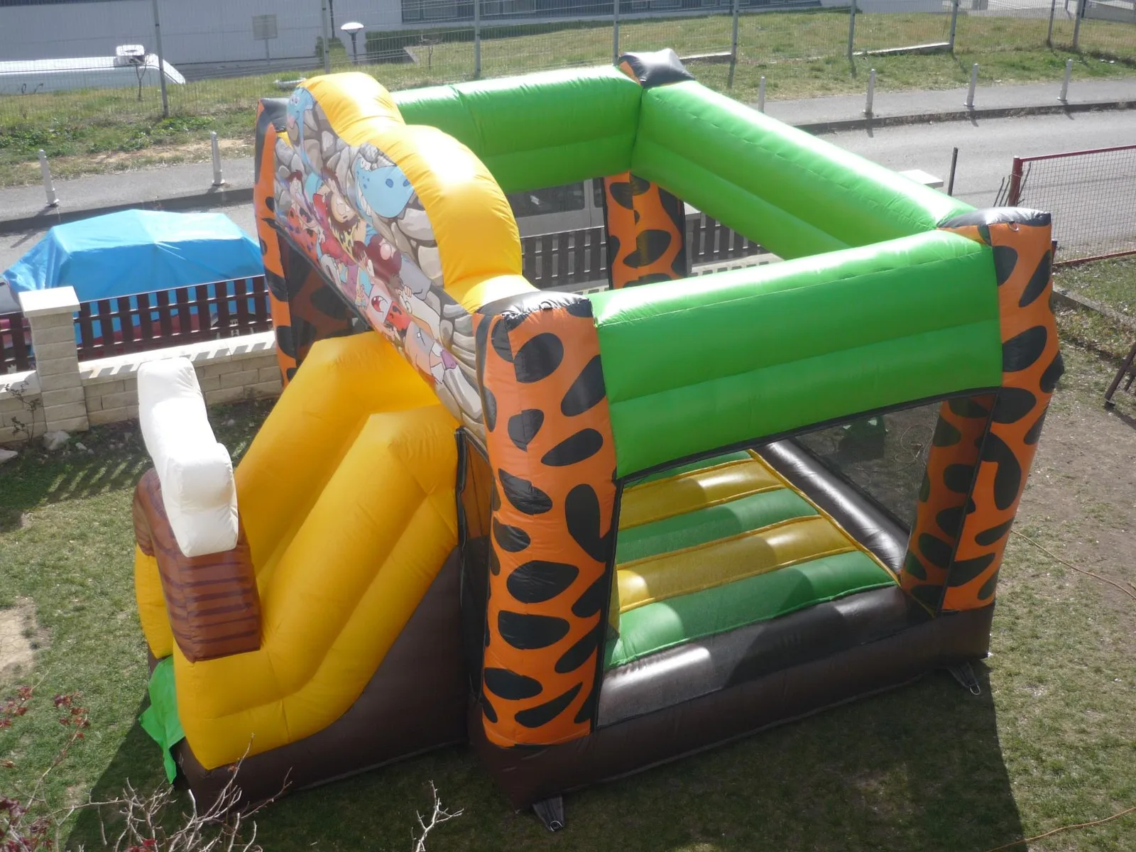 Krapinjonci — dvorac na napuhavanje za najam u Zagrebu, za djecu do 11 godina, 4,9 × 5 m