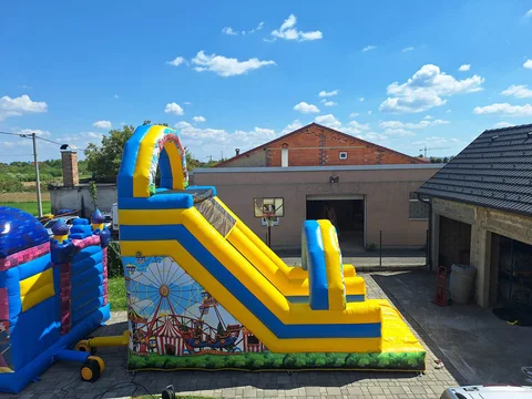 Lunapark, veliki dvorac na napuhavanje s toboganom