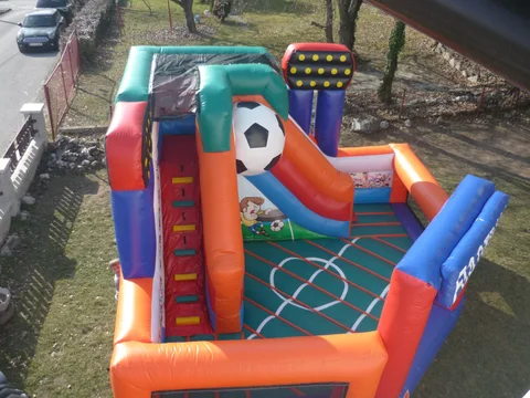 Nogomet, dvorac na napuhavanje s igralištem